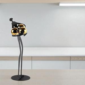 Escultura moderna de figura humana sosteniendo bolas doradas, pieza decorativa para exhibir en estanterías, mesas auxiliares y el interior de la oficina. - Product Image 1