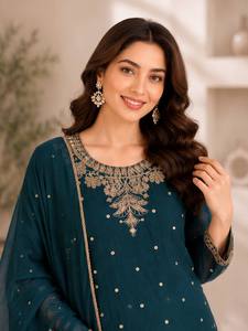 Ensemble Plazzo de Mariage pour Femme TENNECY avec Broderie de Paillettes et Découpes, Tissu Rangoli Crush Ton sur Ton, Extensible et Séchage Rapide - Product Image 4