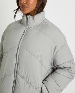 Chaqueta de plumón acolchada para mujer, estilo moderno, para exteriores, cálida para invierno, con logotipo bordado personalizado, transpirable, rellena de plumón. - Product Image 4