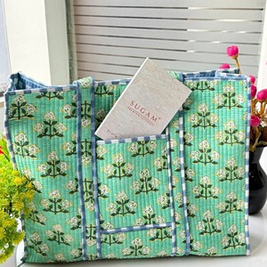 Sac fourre-tout en coton matelassé fait main de style bohème, lavable, pour femme, à ouverture facile, motif floral imprimé à la main, avec chaîne - Product Image 1