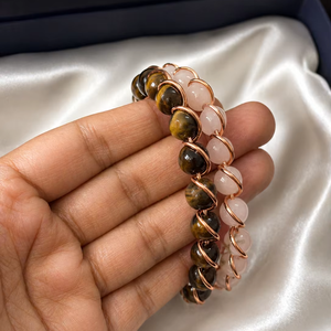 สร้อยข้อมือไทเกอร์อาย สร้อยข้อมือหินธรรมชาติ สร้อยข้อมือคริสตัลบำบัด สร้อยข้อมือลูกปัดทำมือ สร้อยข้อมือลูกปัดอัญมณี ลวดทองแดง - Product Image 1