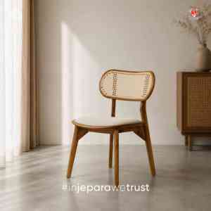 Silla de Comedor Moderna de Madera de Teca y Ratán Estilo Japandi, Muebles de Comedor Premium Hechos a Medida en Indonesia - Product Image 1