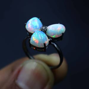 แหวนเงินแท้ 925 สีดำ ประดับโอปอลเอธิโอเปียธรรมชาติหลากสี และเพชร แหวนพลอย ของขวัญสำหรับผู้หญิง - Product Image 1