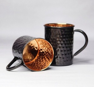 Mug en cuivre avec texture martelée, finition noire, style vintage, utilisation en extérieur, poignée portable incluse - Product Image 2