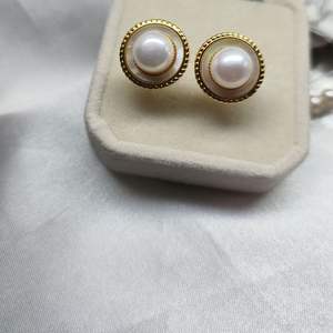 ต่างหูมุกน้ำจืด 8-9 มม. ดีไซน์หรูหรา สง่างาม รูปทรงแผ่นเปลือกหอย คุณภาพดี โค้งมน - Product Image 1