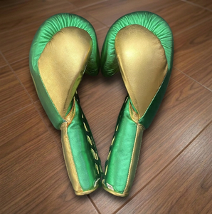 ถุงมือชกมวยหนังแท้สีเขียวเมทัลลิกและสีทอง รุ่น No Boxing No Life Style แบบผูกเชือกสไตล์เม็กซิกันสำหรับมืออาชีพ - Product Image 3