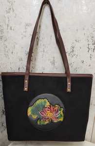 Sac fourre-tout en daim vegan de qualité supérieure avec embossage de lotus peint à la main - Product Image 2