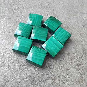 มาลาไคต์ธรรมชาติทรงสี่เหลี่ยมแบบคาโบชอง บริโอเลต หินพลอยธรรมชาติทรงหลวมที่ปรับขนาดแล้ว - Product Image 5