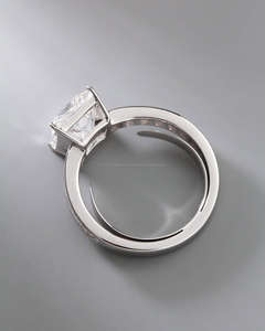 Anillo de Diamante Cultivado en Laboratorio con Corte Princesa de Lujo en Oro Blanco, Anillo de Compromiso con Diamantes Laterales Engastados en Canal, Joyería Nupcial Moderna - Product Image 3