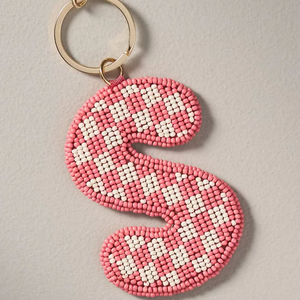 Llavero y Colgante para Bolso con Letra S, Elegante, Rosa y Blanco a Cuadros, con Cuentas y Bordado de Cuentas de Semilla Hecho a Mano, Anillo de Metal Dorado, Inicial, Estilo Boutique - Product Image 1