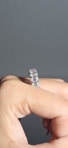 Bague d'éternité en diamant de laboratoire en or blanc 10 carats, diamant de laboratoire taille émeraude, bague de mariage à griffes partagées en U - Product Image 5