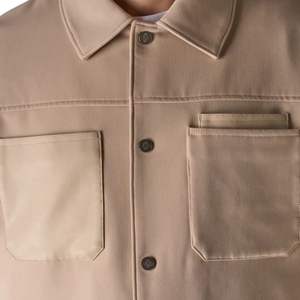 Veste cintrée en similicuir pour homme, couleur beige, design moderne, tissu de haute qualité et détails de poches élégants - Product Image 3