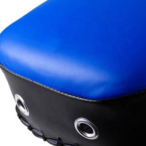 Cible de frappe contrastée en cuir PU de qualité supérieure avec rivets et double sangle pour les avant-bras – Idéale pour la boxe - Product Image 5