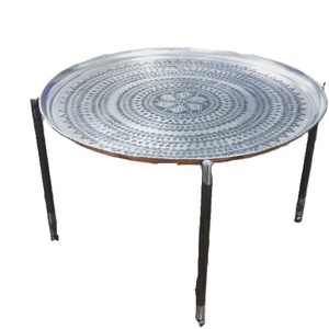 Mesa de Centro Redonda de Aluminio Grabado con Patas de Hierro Negro, Mesa Auxiliar Decorativa Hecha a Mano Estilo Mediterráneo, Marroquí o Global - Product Image 1
