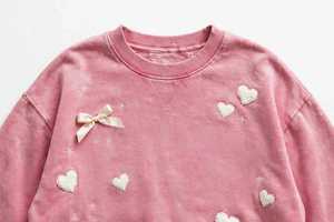 เสื้อสเวตเชิ้ตคอกลมผ้าฟลีซเนื้อหนักสีชมพูฟอกย้อมสำหรับผู้หญิง ทำจากผ้าฝ้าย 100% พร้อมลายปัก 3 มิติรูปหัวใจและโบว์ - Product Image 3