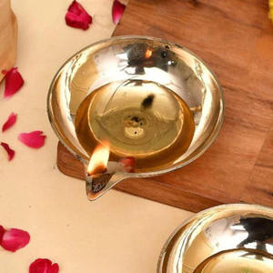 Elegante Lámpara Diya de Latón, Lámpara India Tradicional para Decoración del Hogar, Diya de Latón Hecha a Mano, un Símbolo de Luz y Prosperidad - Product Image 2