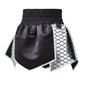 Shorts de boxe Muay Thai en gros, couleur noire avec fentes latérales et empiècements en mesh, fabriqués au Pakistan - Product Image 2