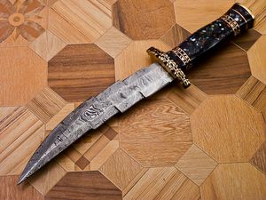 Couteau de chasse Bowie Damas haut de gamme avec manche en résine, couteau d'extérieur fait main sur mesure, couteau à pointe clip en acier, vente en gros - Product Image 4