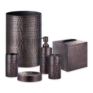 Los detalles elegantes realzan los diseños minimalistas, y el conjunto coordinado simplifica las decisiones de estilo para el baño. - Product Image 1