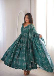Ensemble de robe Anarkali ethnique élégante en maslin imprimé avec détails en dentelle miroir, dupatta en organza et pantalon, tenue prête-à-porter pour femme - Product Image 4