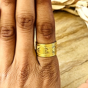 แหวนวงกว้างลายชนเผ่าทองเหลืองชุบทอง 18k สำหรับผู้ชาย ลายเรขาคณิตสลัก แหวนขายส่ง/OEM/ODM - Product Image 6