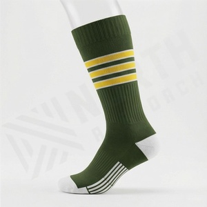 Chaussettes rayées vertes jusqu'aux genoux avec bandes jaunes et blanches, chaussettes de basket-ball en coton respirant pour adultes, à porter en été - Product Image 3
