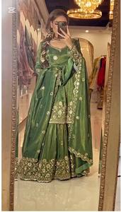 ชุดเลเฮนกาสำหรับงานแต่งงาน ออกแบบโดยดีไซเนอร์ |   ชุดแต่งงานแบบดั้งเดิมประดับด้วยงานปักดิ้นทองและเลื่อมอย่างประณีต - Product Image 5