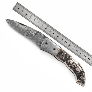 Cuchillo Plegable de Acero de Damasco de Grado Industrial Personalizado - Mango de Hueso de Camello con Grabado Láser - Cadena de Fenrir 19cm de Largo - Ideal para Camping - Product Image 3