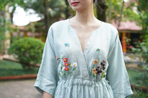 Robe maxi en lin pur vert sauge brodée de fleurs artisanale pour femmes, élégante robe bohème à col en V et manches longues - Product Image 3