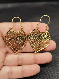 Boucles d'oreilles en laiton du fabricant : Boucles d'oreilles punk en laiton avec motifs floraux et grandes boucles en forme d'anneau - Product Image 4