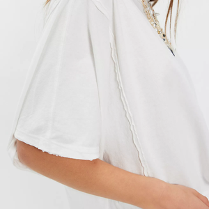 เสื้อยืดโอเวอร์ไซส์สีขาว แขนทรงปีกค้างคาว คอกลม ผ้าคอตตอนเจอร์ซีย์ สำหรับผู้หญิง สไตล์ลำลอง ไซส์พลัส ขอบดิบ แนวสปอร์ต - Product Image 3