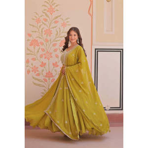 Robe paréo brodée de sequins et de perles Star Georgette avec dupatta - Product Image 6