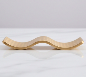 Repose-cuillère en métal martelé doré, support à couverts ondulé et incurvé pour la cuisine et la décoration de table. - Product Image 3