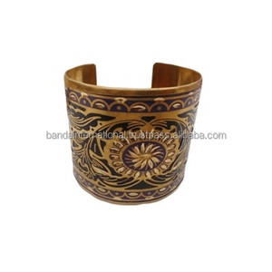 Beau bracelet en fer fabriqué à la main avec du métal de fer de style de gravure pour les femmes portant la couleur d'or et le cadeau. - Product Image 4