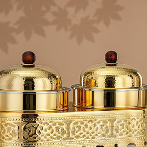 Plat à réchaud double doré avec couvercles en dôme martelé, finitions rondes marron et support de base ajouré orné, idéal pour les mariages - Product Image 4