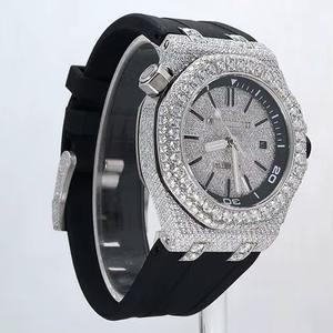 Montre en diamant avec logo personnalisé, fabrication indienne, sertie de cristaux lourds, pour la promotion de la marque, disponible à la vente. - Product Image 4