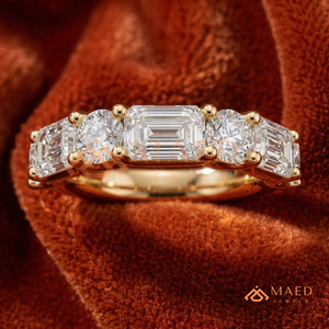 แหวนเพชร 5 เม็ด ทอง 18K | แหวนหมั้นเพชรทรงกลมเจียระไนแบบบริลเลียนท์และเพชรแล็บโกรว์สีมรกต | เครื่องประดับ VVS แบบสั่งทำสำหรับผู้หญิง - Product Image 1