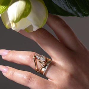 Bague de fiançailles solitaire en or plaqué 14 carats avec diamant de laboratoire marquise de 2 carats, certifié GIA, couleur E, pureté VVS, et bande torsadée moderne en forme de vague - Product Image 3