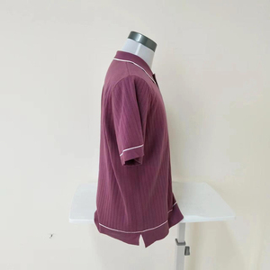 Haut court tricoté violet à manches courtes pour homme avec bordure contrastante, coupe classique, couleur unie, décontracté - Product Image 4