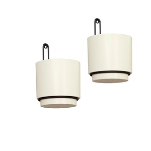 Maceta Colgante Minimalista de Plástico Blanco con Gancho de Metal Negro para Uso en Interiores y Exteriores - Product Image 5