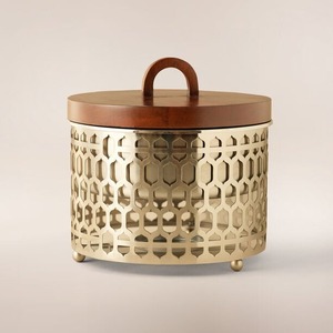 Plat de service de luxe à découpe géométrique, chauffe-plat rond en acier inoxydable avec couvercle en bois de noyer pour le Ramadan, les buffets d'hôtel et les serveurs - Product Image 1