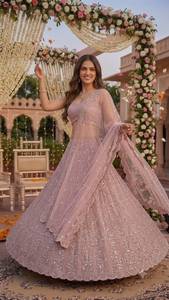 Ensemble de lehenga en georgette avec broderies Resham Dori, travail au fil et travail de sequins, accompagné d'un chemisier en georgette et d'un dupatta en tulle. - Product Image 2
