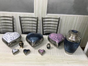 Urna de cremación conmemorativa infantil en forma de corazón azul de latón de la mejor calidad para proveedor de fabricación funeraria de India - Product Image 4