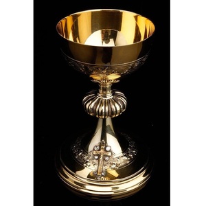 Elegante Juego de Cáliz y Ciborio de Metal con Acabado Pulido para Celebraciones Litúrgicas Sagradas Diarias - Product Image 1