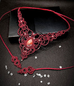 Collier ras du cou en macramé rouge fait main avec pendentif perle d'eau douce, bijou statement bouddhiste réglable, vente en gros - Product Image 1