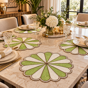 Set de table en verre perlé vert sauge et ivoire, motif floral festonné en forme de pétale |   Nappe de table élégante et luxueuse, artisanale, résistante à la chaleur - Product Image 2