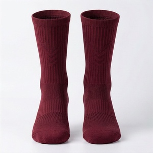 Chaussettes ras du cou tricotées couleur bordeaux unies respirantes pour usage quotidien style classique adulte - Product Image 1