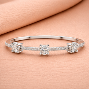 Brazalete Abierto de Lujo con Tres Diamantes para Mujer, Plata de 14K, Claridad VVS1-VVS2, Certificado IGI, Regalo de Joyería para Boda - Product Image 3