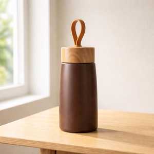 Botella de Agua Ecológica Personalizada de Vidrio de Alta Calidad de 500-600 ml con Tapa de Madera - Product Image 3