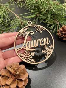 Adorno Navideño de Madera Circular con Nombre Lauren Cortado con Láser, Decoración Rústica para Pared - Product Image 5